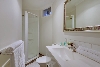 Executive Studio Apartment: Bathroom